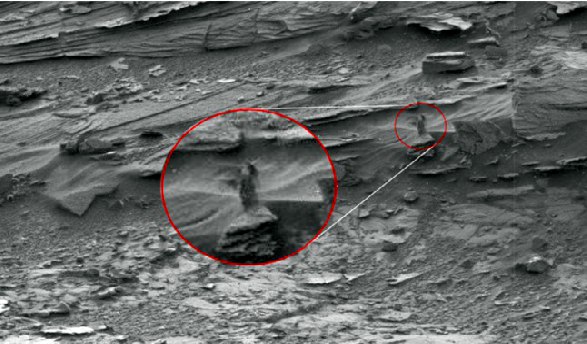 امرأة بفستان أسود تظهر على كوكب المريخ
